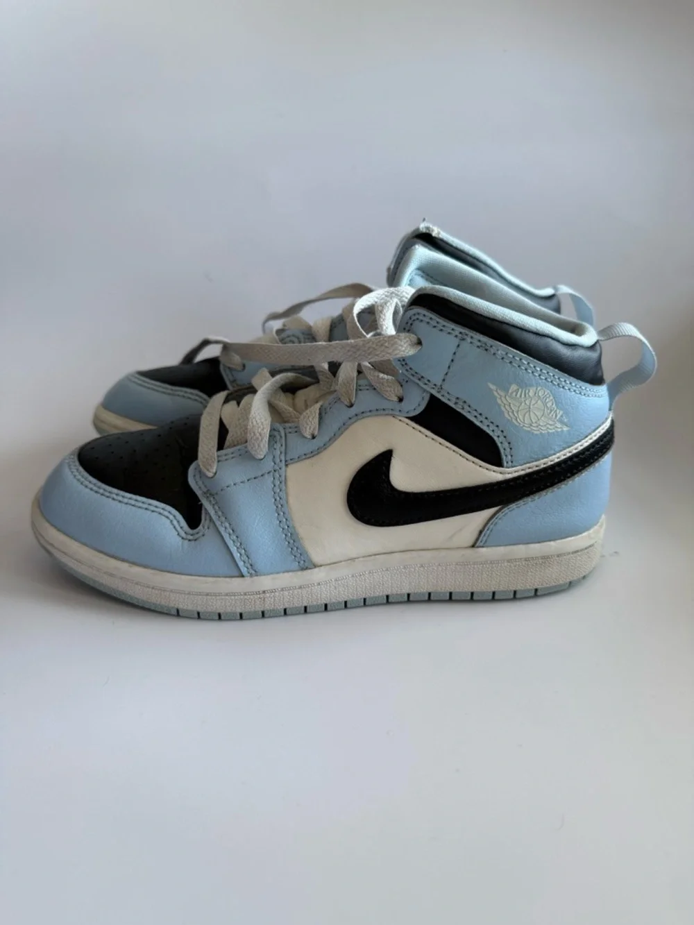 Nike Kids Air Jordan 1 Mid Blue and White Sneakers in size 2Y - Picture 1 of 8